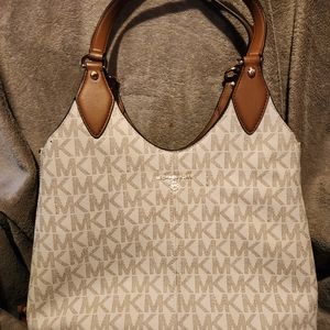 Michael Kors style Beth large shoulder tote.